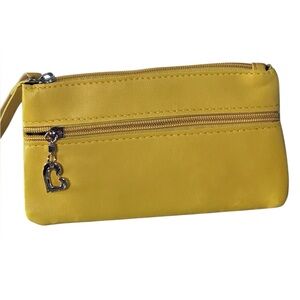 NWOT - This stylish yellow wristlet